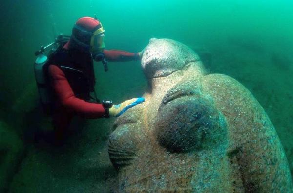 escultura descubierta de la ciudad bajo el agua