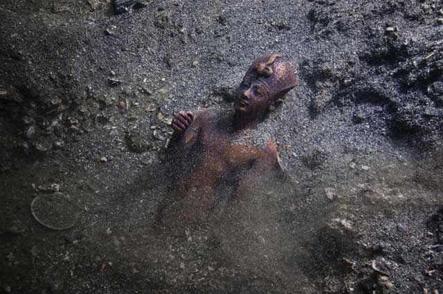 estatua bajo el agua