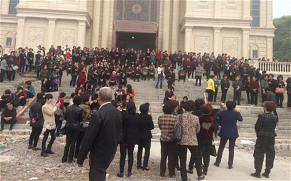 Christian human chain China