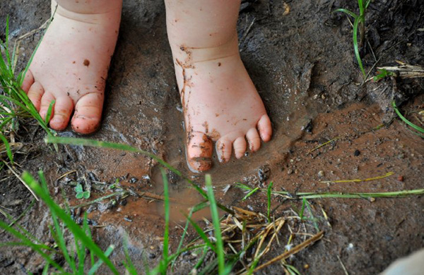 expose baby to dirt