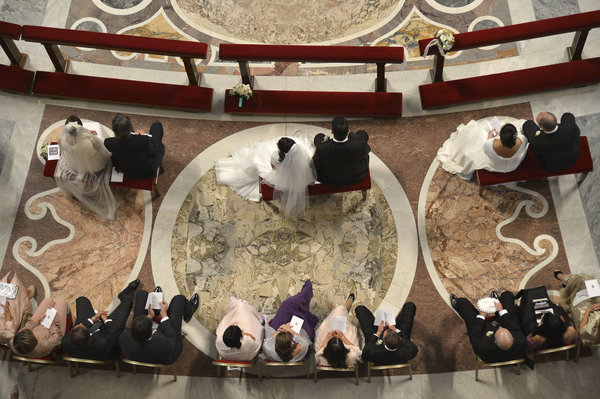 Pope Francis marries 20 couples