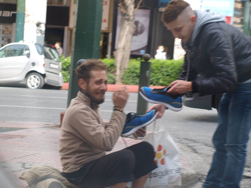 stranger gives homeless man new shoes