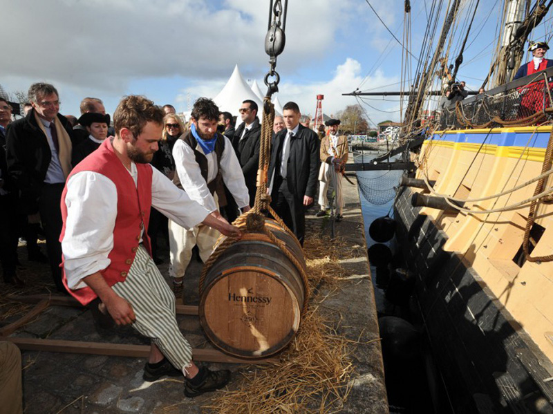 The Hermione sails again to America