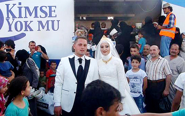 turkish newlyweds celebrate marriage feeding 4000 syrians