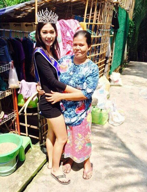 ms thailand kneels to mom respect