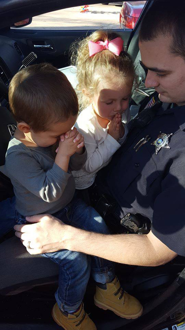 cop prays with kids
