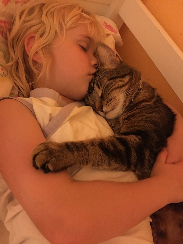 lqd4v-girl-and-cat.jpg