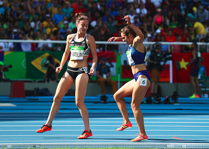 runner helps runner get up olympics