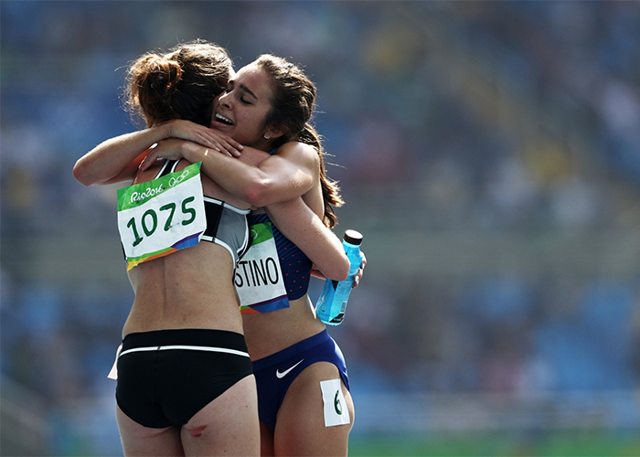 runner helps runner get up olympics