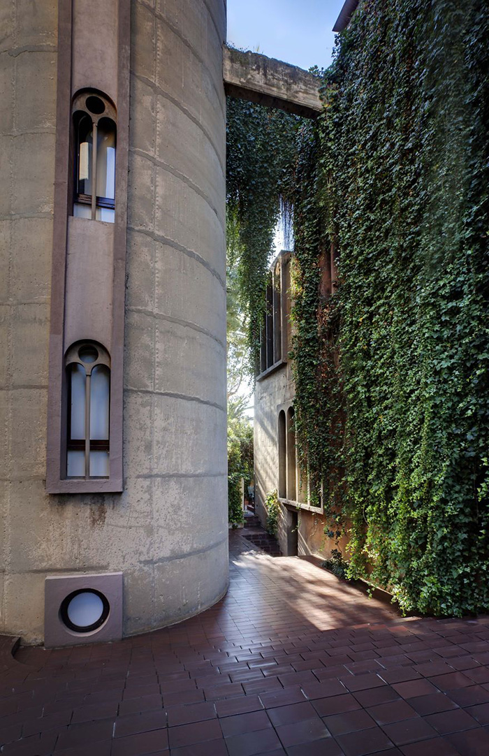 This Guy Transformed An Abandoned Cement Factory Into A Home. Wait Till You See Inside Uv1yf-cement-factory-home-15