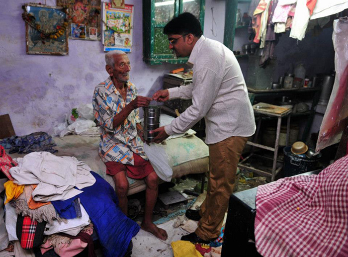 doctor has been feeding 500 old needy people daily for a decade