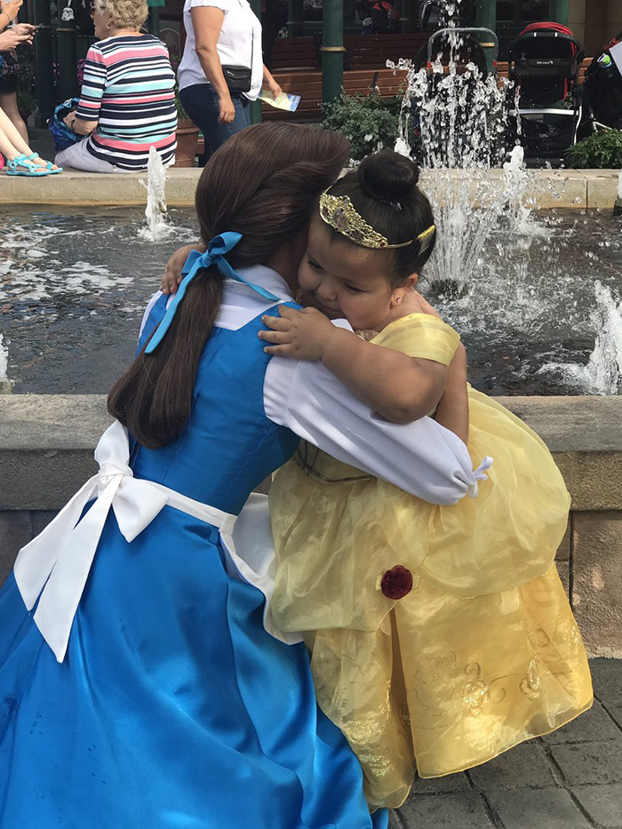 daisy meets Belle Disney World