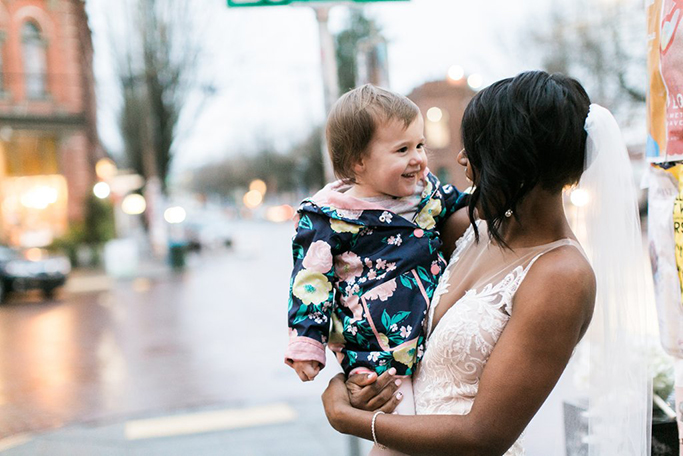 Little Girl Thinks Bride Is Real-Life Princess From Her Favorite Book Chbu2-little-girl-thinks-bride-is-princess-5