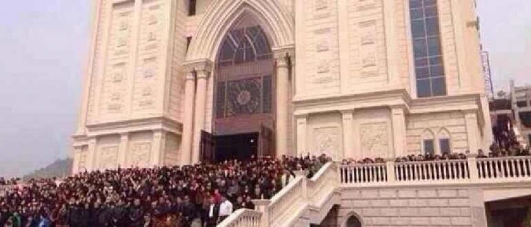 christian human chain China