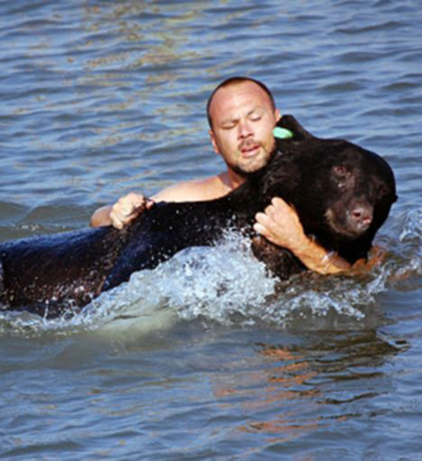 man saves bear from drowning