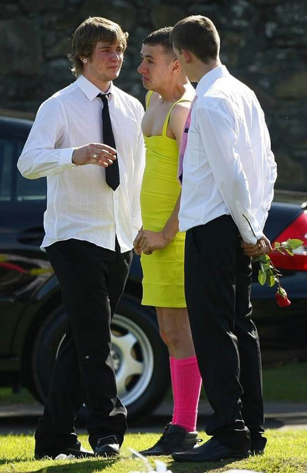 He Wore A Yellow Dress To His Best Friend S Funeral The Reason Why Is Beautiful,Diamond Window Muntins