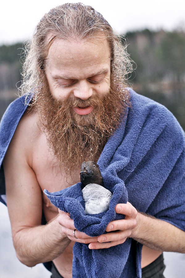 Norwegian man saves duck in ice