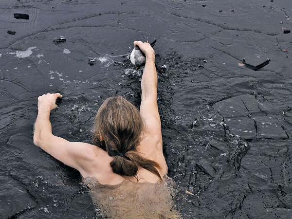 Norwegian man saves duck in ice