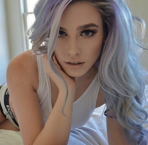 Rising Trend Has Young Women Proving That Grey Hair Doesn T