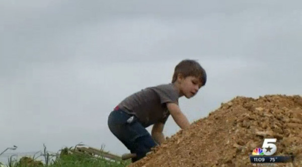 4 year old finds dinosaur bones