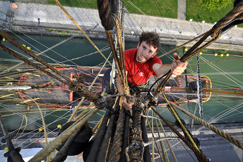 The Hermione sails again to America