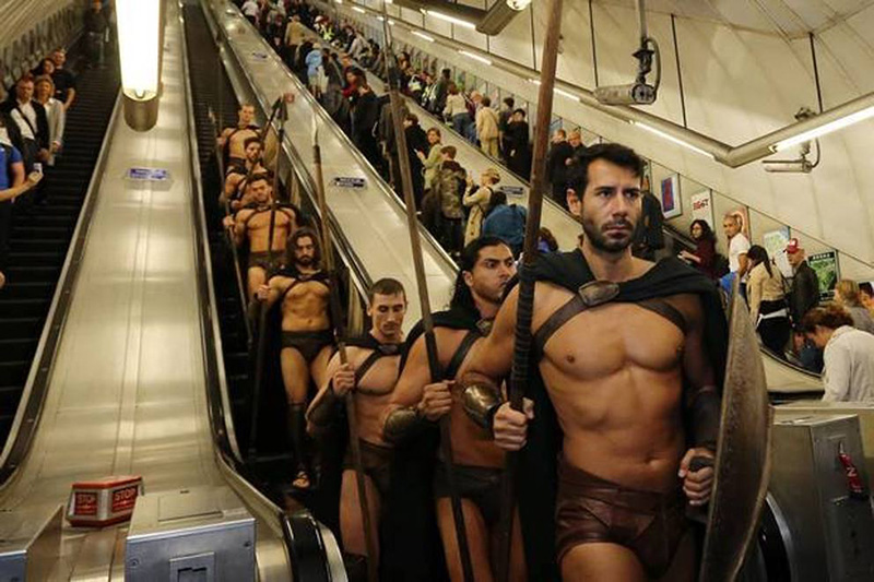 Guys Dressed As Spartan Soldiers From The Movie '300' Surprise London Commuters Guys Dressed As Spartan Soldiers From The Movie '300' Surprise London Commuters