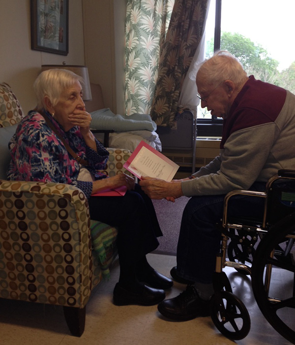 grandfather-reads-his-mothers-day-card-to-his-wife-of-65-years-who-lost