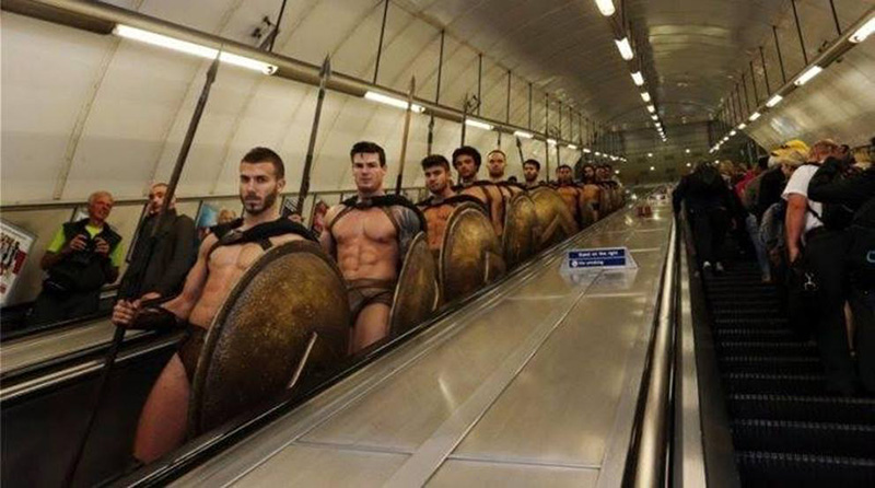 Guys Dressed As Spartan Soldiers From The Movie '300' Surprise London Commuters Guys Dressed As Spartan Soldiers From The Movie '300' Surprise London Commuters