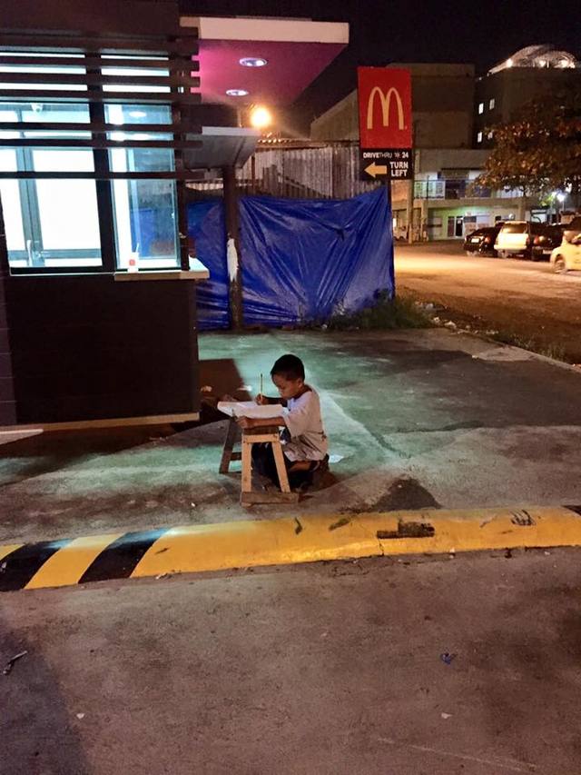 kid doing homework outside inspires internet
