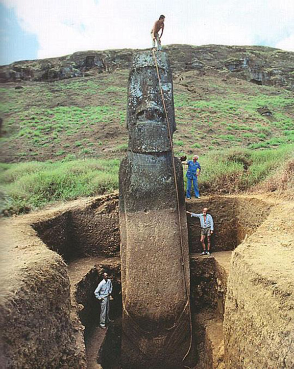 easter island heads have bodies