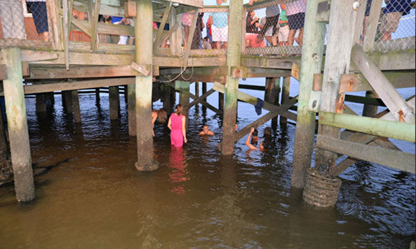 strangers help man find ring in water