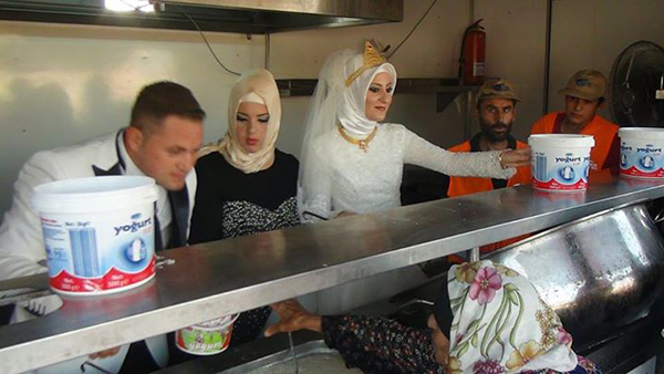 turkish newlyweds celebrate marriage feeding 4000 syrians