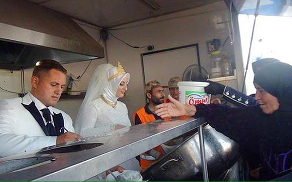 turkish newlyweds celebrate marriage feeding 4000 syrians