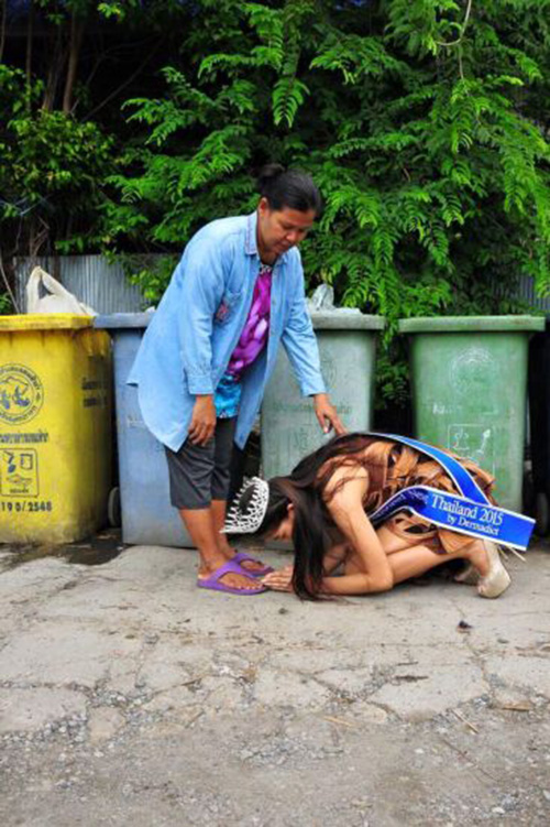 ms thailand kneels to mom respect