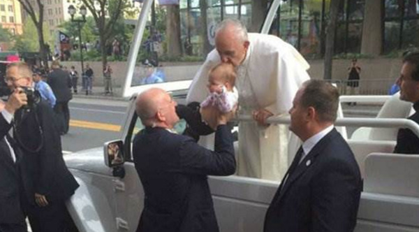 baby kissed by pope miracle