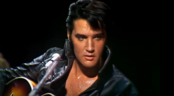 elvis is singing blue christmas when this modern star joins him on stage the result is beautiful - Blue Christmas Elvis elvis is singing blue christmas when this modern star joins him on stage the result is beautiful - Blue Christmas Elvis