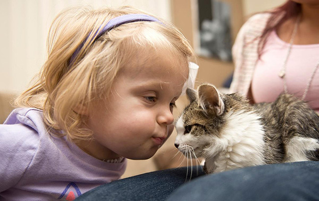 girl and kitten amputee friends