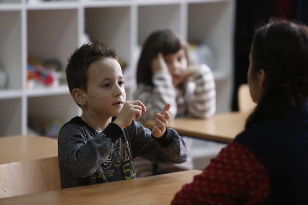 kids learn sign language to communicate with classmate