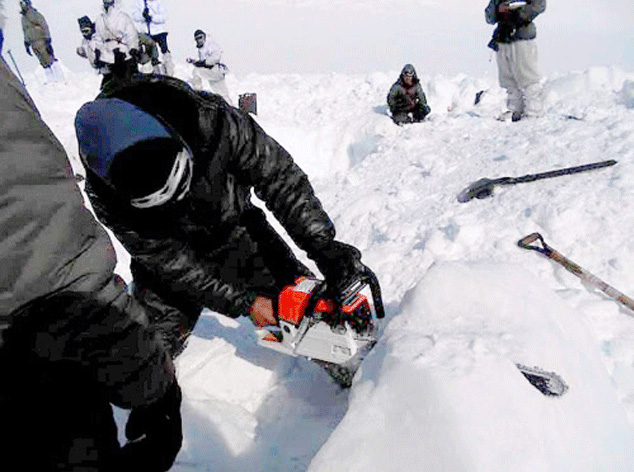 soldier found alive under avalanche