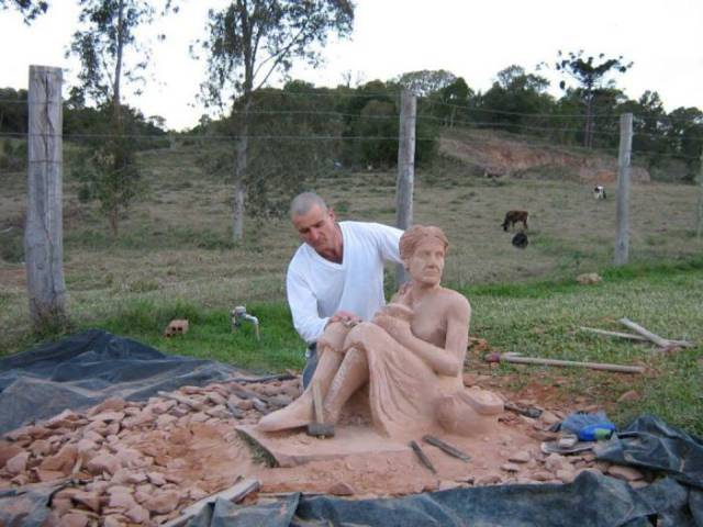 boulder with ax makes sculpture of mom