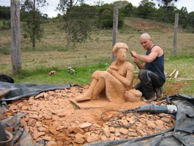 boulder with ax makes sculpture of mom