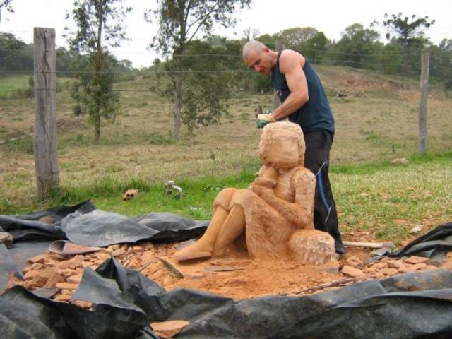 boulder with ax makes sculpture of mom