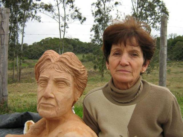 boulder with ax makes sculpture of mom