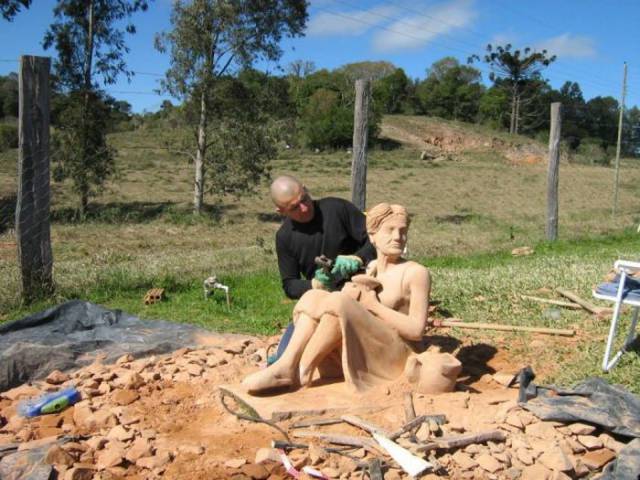 boulder with ax makes sculpture of mom