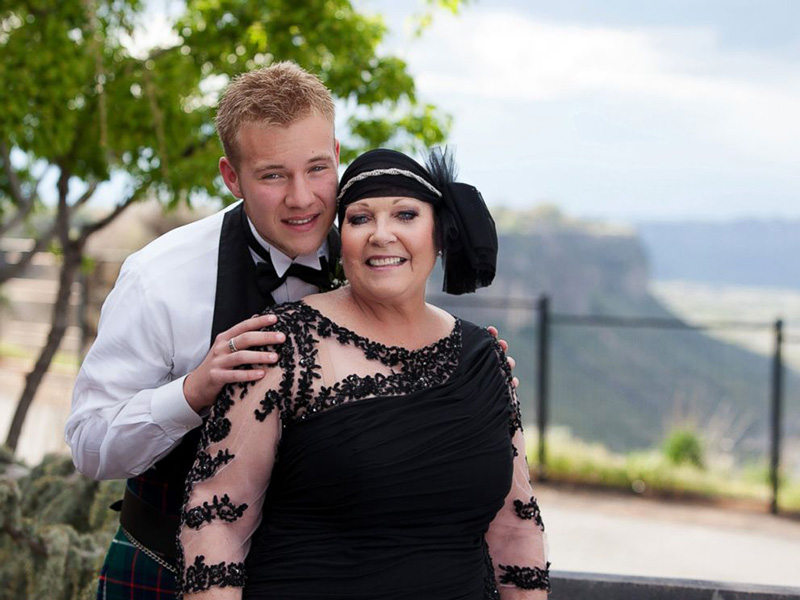 teen takes terminally ill mom to prom