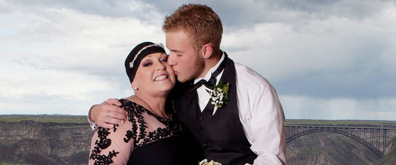 teen takes terminally ill mom to prom