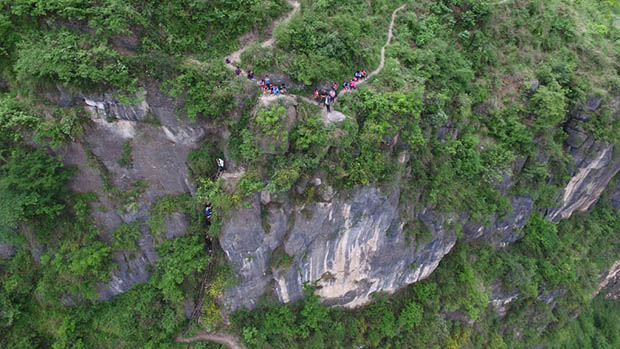 chinese students climb mountain to get to school