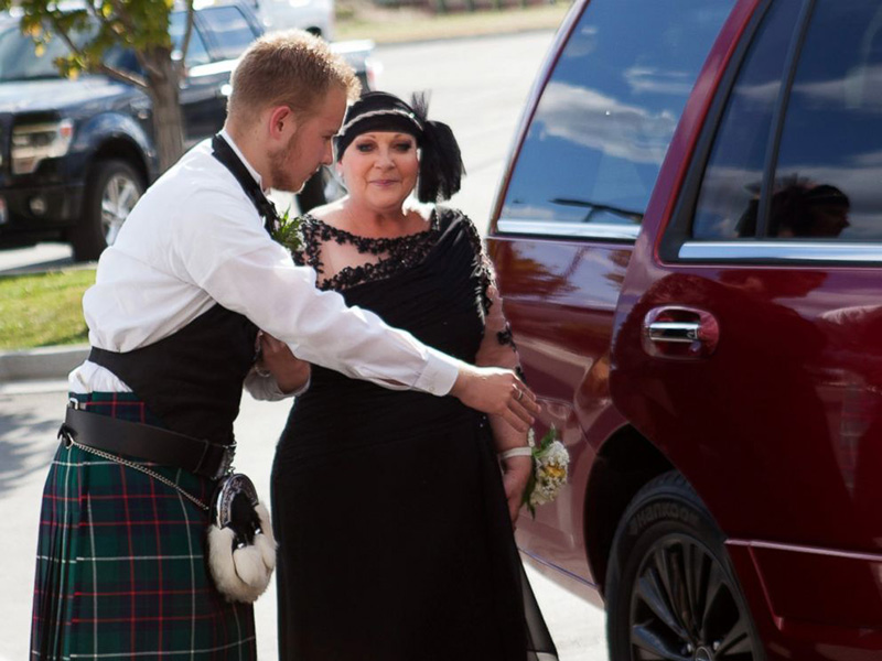 teen takes terminally ill mom to prom