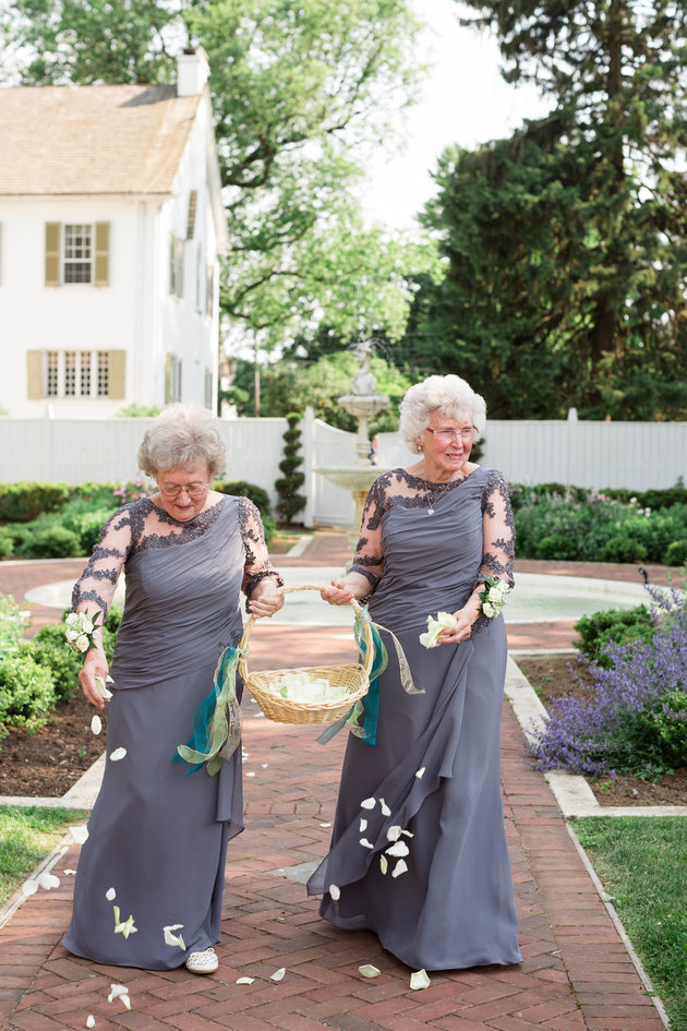 A Bride And Groom Asked Their Grandmas To Be Flower Girls. The Photos Are Adorable