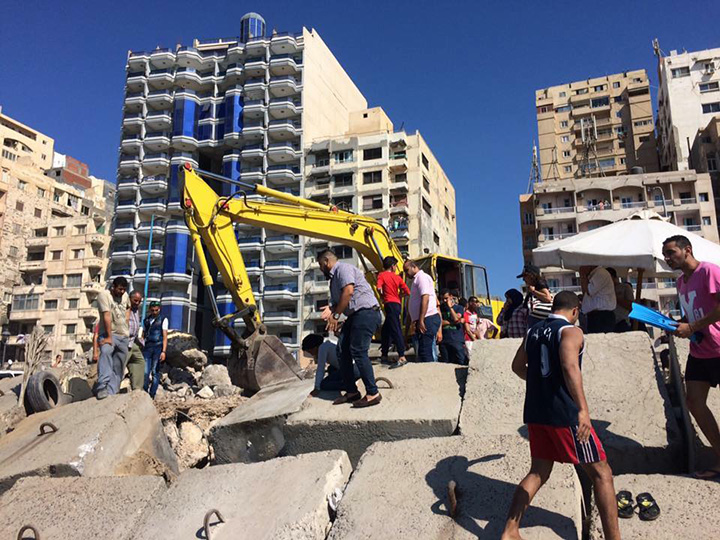 Egyptians spend 5 days rescue trapped dog in rocks